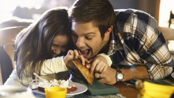 Happy Town - Geoff Stults and Sophia Ewaniuk eating Pizza Happy Town - Geoff Stults and Sophia Ewaniuk eating Pizza