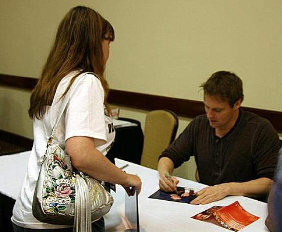 VulcanCon 2010 - Shanks with Trishy getting autograph